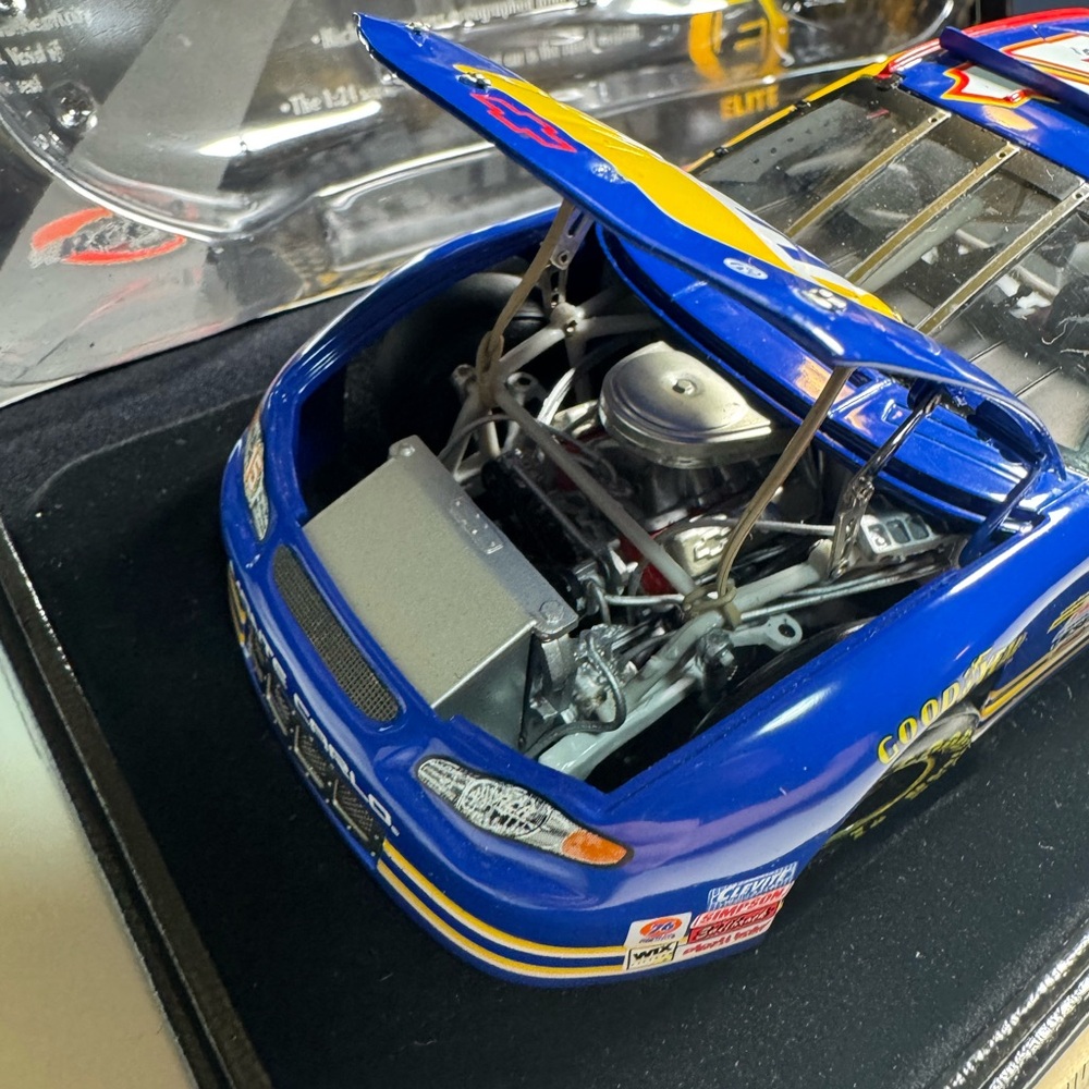 NASCAR Autographed Michael Waltrip Napa Daytona Raced 2001  Elite model 1:24 - Picture 7 of 8